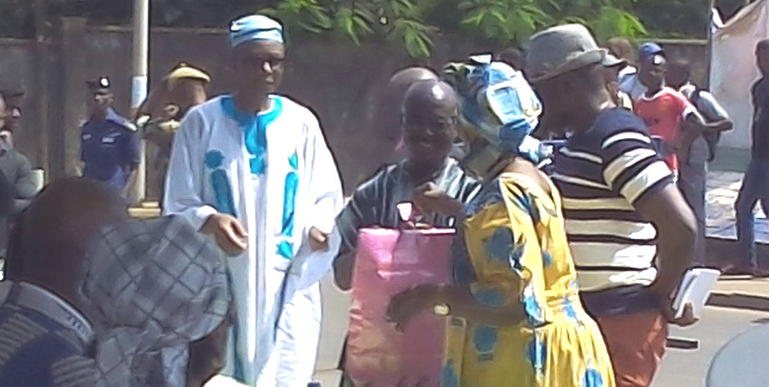 Sculptor Alex Tetteh receives gift